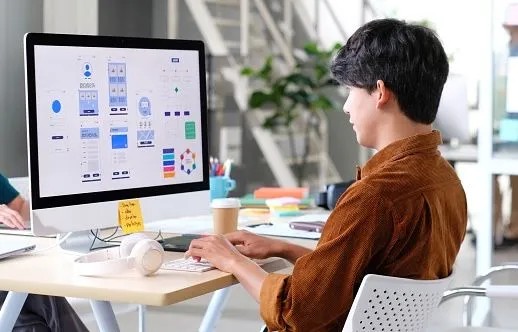 Web-designer-behind-the-scenes